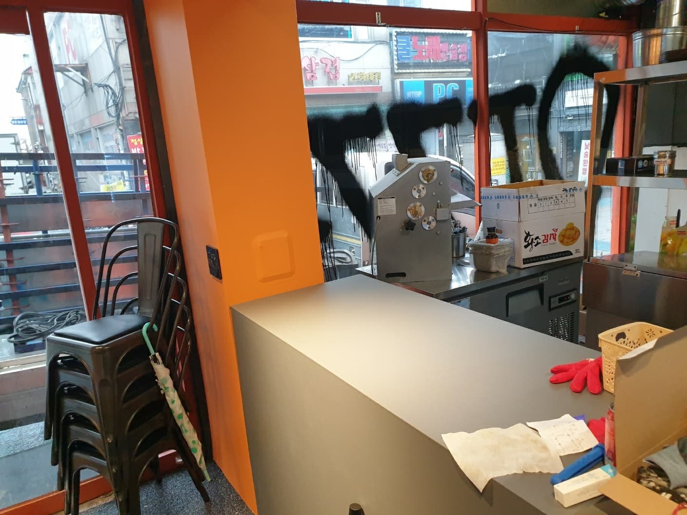 0071_2023.04.11_인천시 용현동 피자 가게 유리 쇼케이스 시공