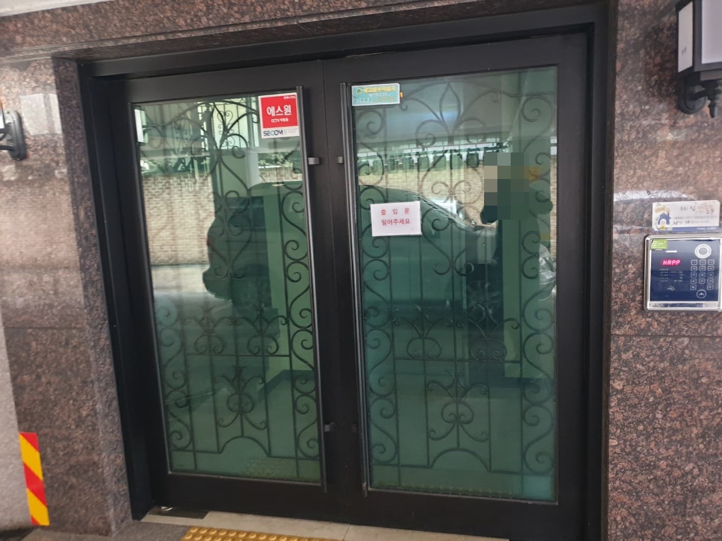 0069_2024.09.04_서울시 광진구 중곡동 유리문 힌지 교체 시공