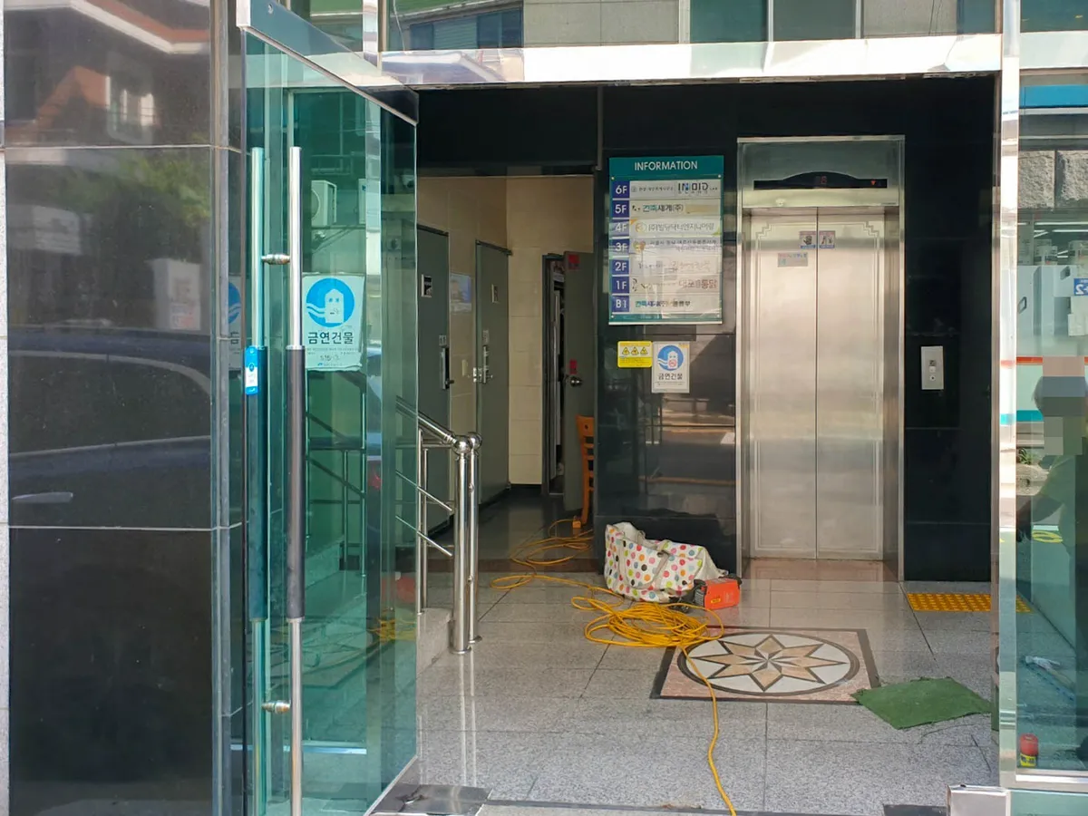 서울시 광진구 능동 유리문 강화도어 시공 - 이미지 1