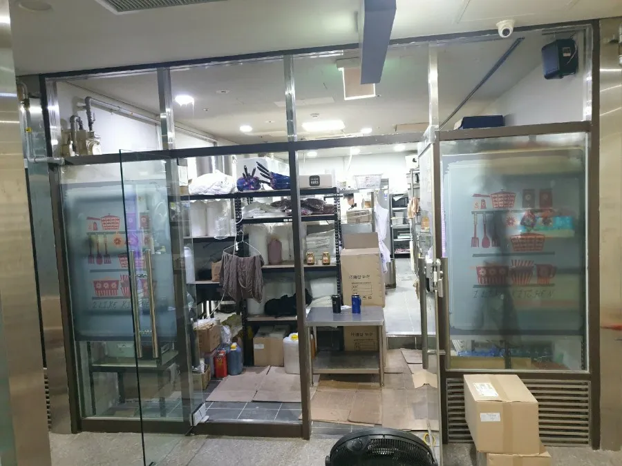 강남구 역삼동 상가 유리 철거 및 유리문 시공 - 이미지 1