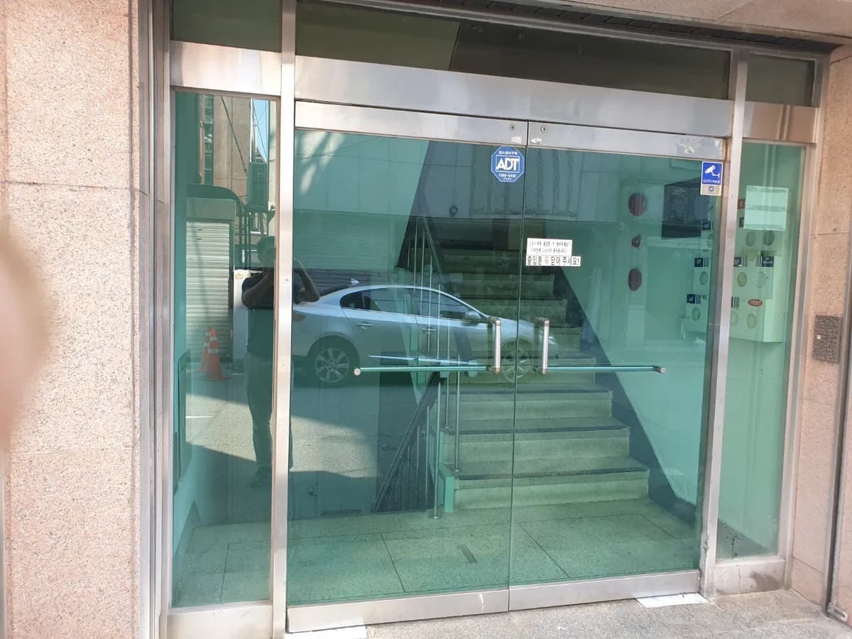 서울시 광진구 중곡동 힌지 교체 및 강화도어 유리문 수리 - 이미지 1