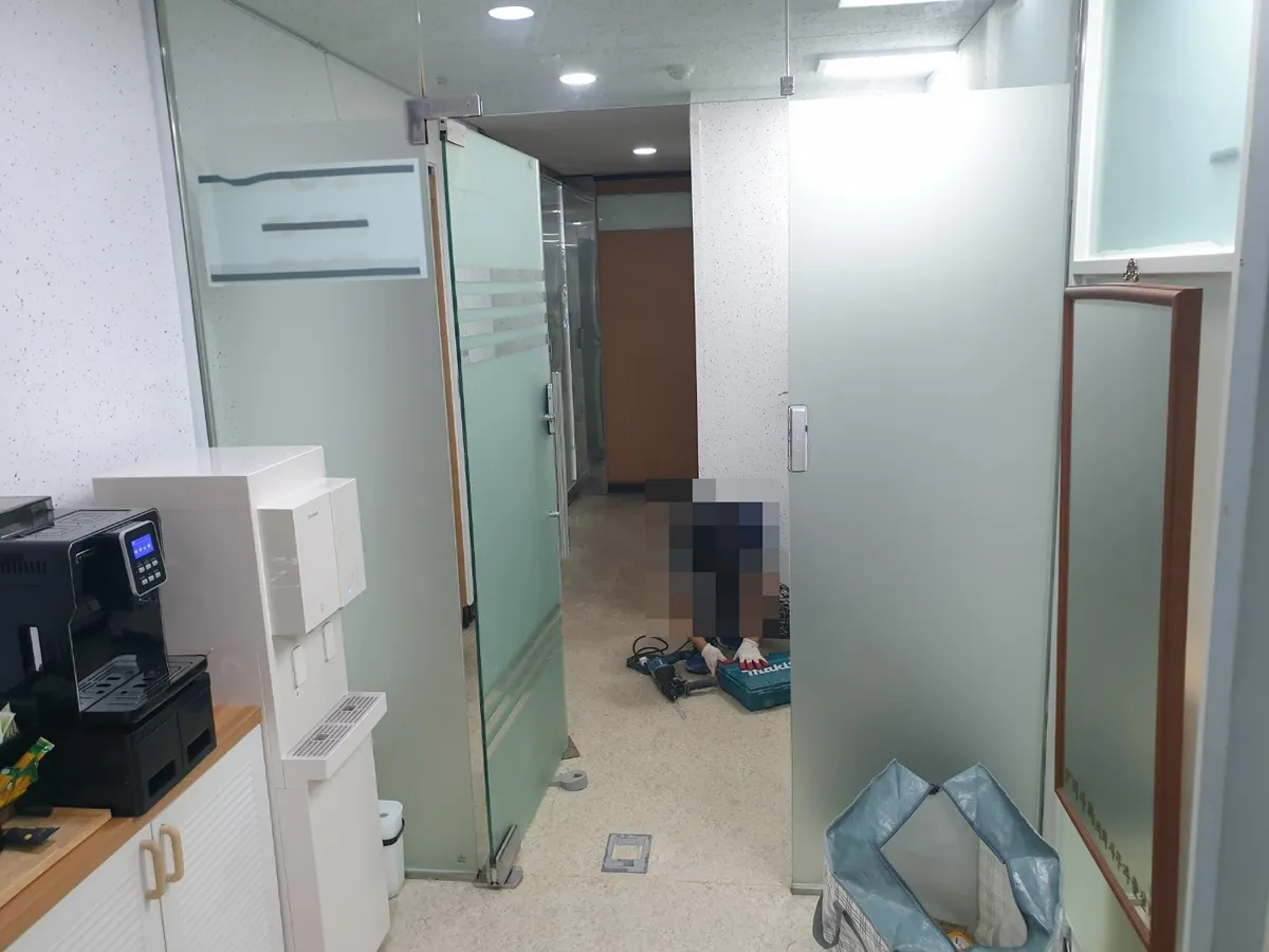 서울시 광진구 구의동 유리문(강화도어) 힌지 교체 시공 - 이미지 1