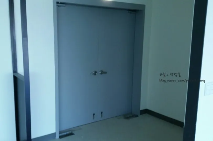 광교 사무실에 강화도어(유리문 출입문)를 시공했습니다 - 이미지 1