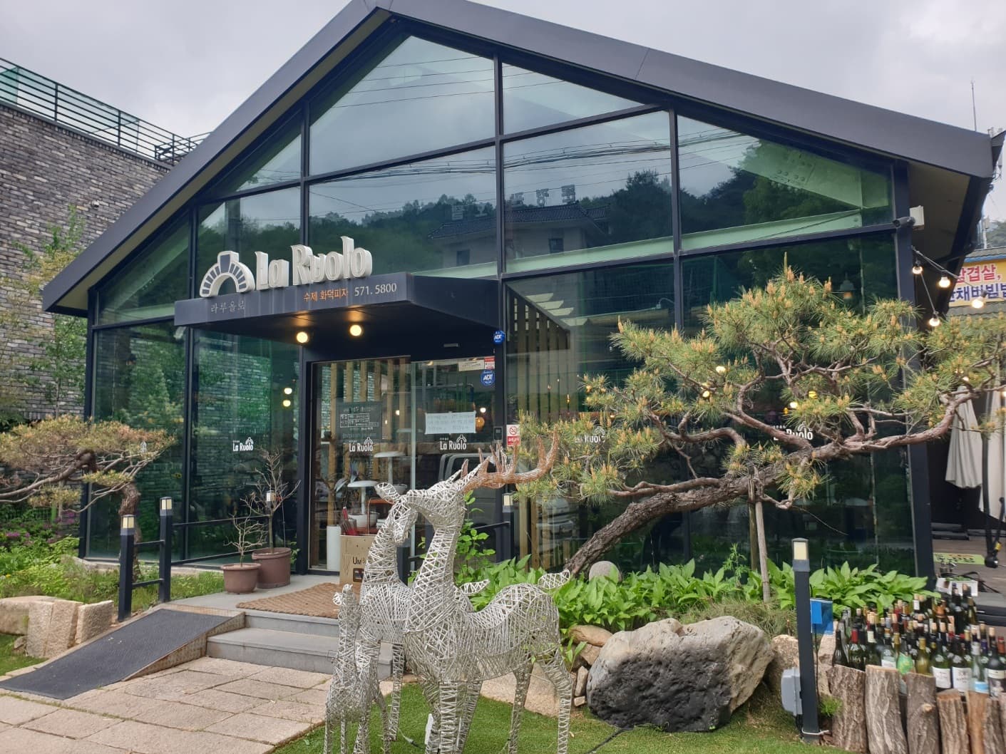 0086_2024.05.29_경상북도 문경시 문경읍 수제 화덕피자 전문점 라루올로 유리 쇼케이스 시공