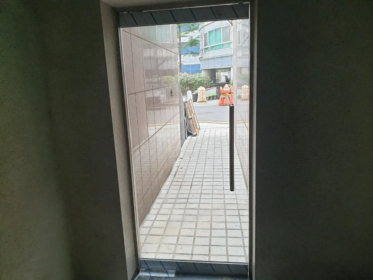 서울시 광진구 광장동 유리문 강화도어 시공 및 힌지, 프레임 상놋트 교체 시공 시공 썸네일 22