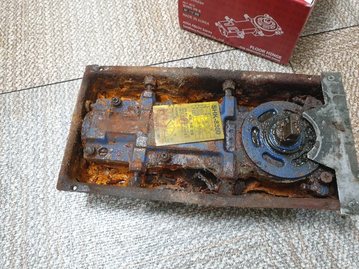 서울시 중구 신당동 유리문 강화도어 힌지 교체 시공 썸네일 9