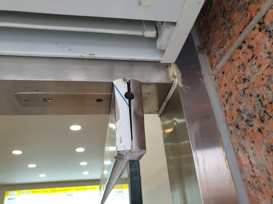 경기도 김포시 장기동 상가 1층 유리문 수리 시공 썸네일 2