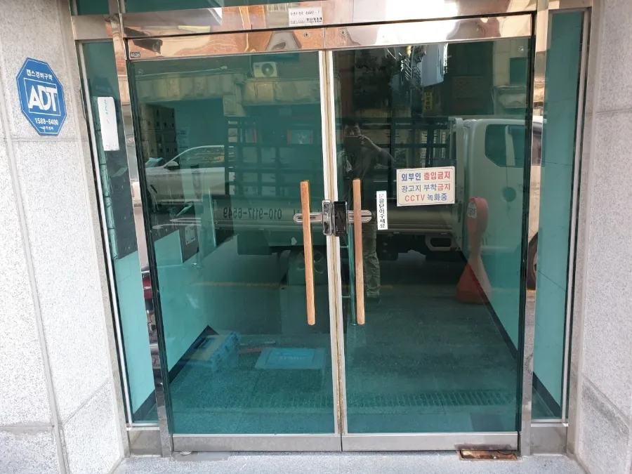 경기도 김포시 풍무동 힌지교체 및 강화도어 수리 - 이미지 1