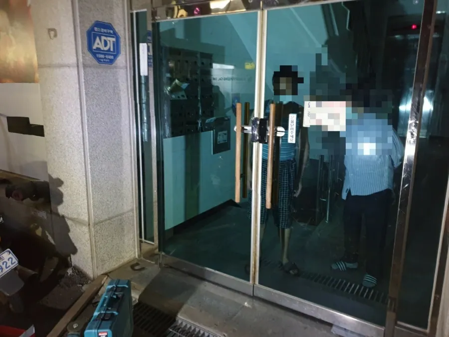 경기도 김포시 풍무동 힌지교체 및 강화도어 수리 시공 썸네일 7