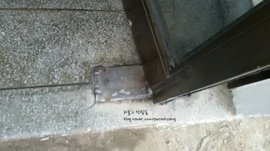 경기 고양시 일산동구 정발산동 빌라 강화도어(유리문) 시공 및 힌지 교체 시공 썸네일 2