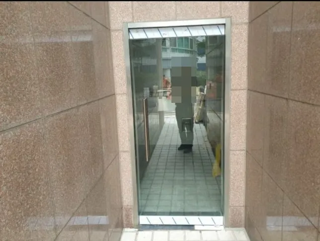 서울시 광진구 광장동 유리문 강화도어 시공 및 힌지, 프레임 상놋트 교체 시공 - 이미지 1