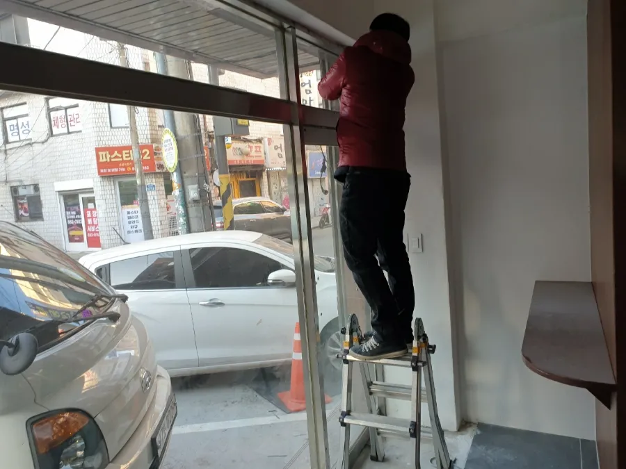 서울시 관악구 봉천동 상가 금속 및 유리문 시공 - 서울시 관악구 강화도어 수리 및 설치 시공 썸네일 10