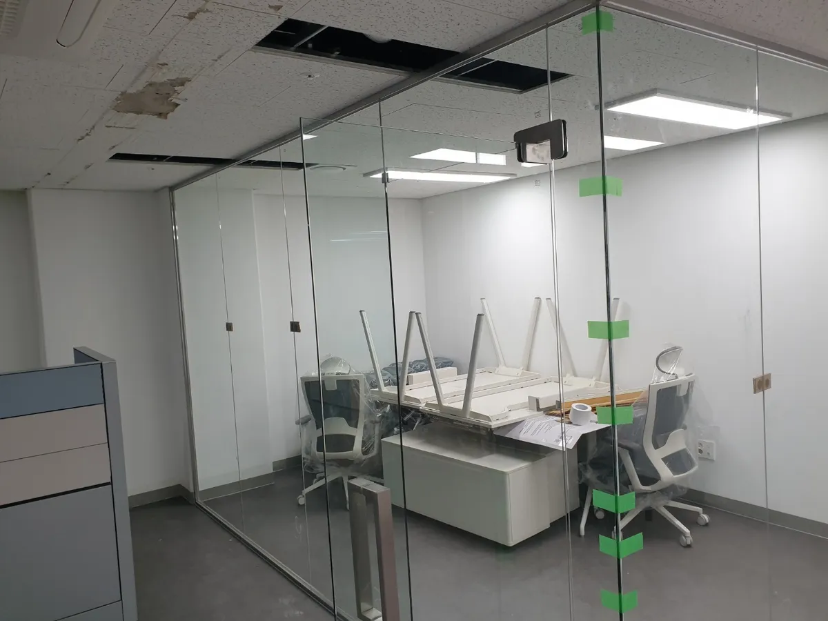 서울시 강남구 대치동 사무실 유리문 및 유리 시공 - 서울시 강남구 강화도어 수리 및 설치 시공 썸네일 9