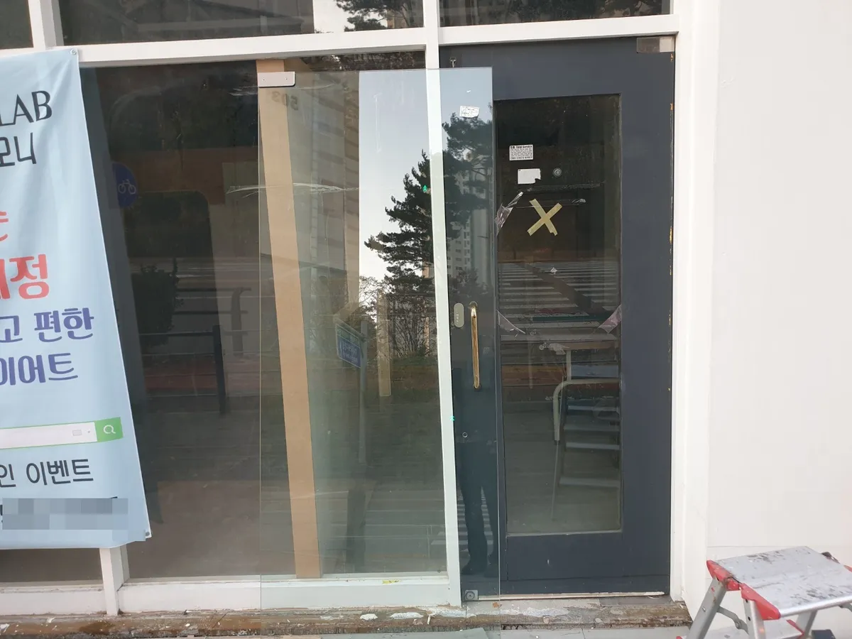 경기도 고양시 일산 동구 식사동 유리문(강화도어) 시공 시공 썸네일 2