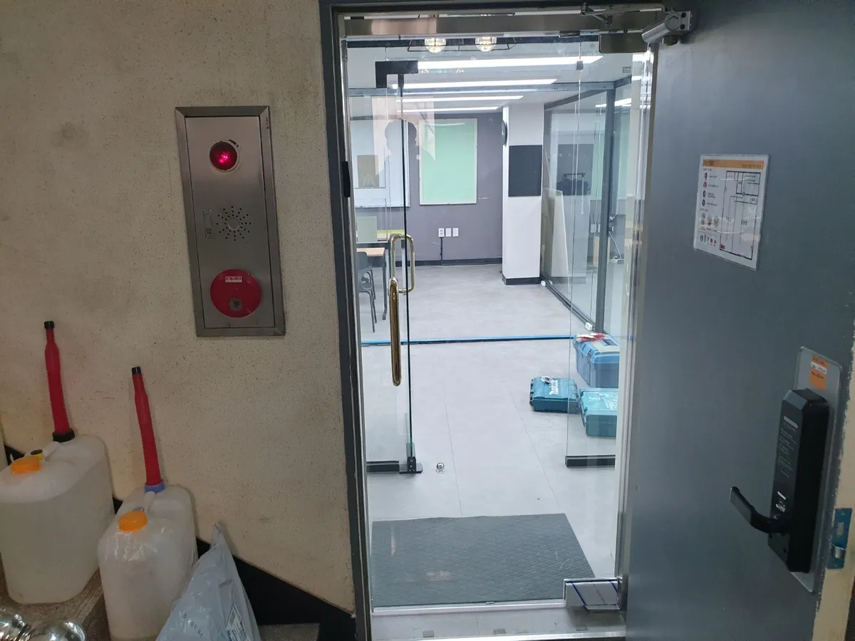 서울시 강남구 대치동 유리문 강화도어 시공 시공 썸네일 7