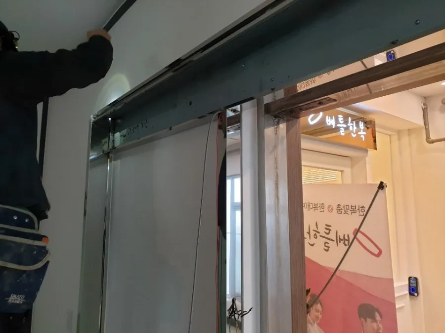 수원 망포동 상가 양개 자동문 시공 시공 썸네일 7