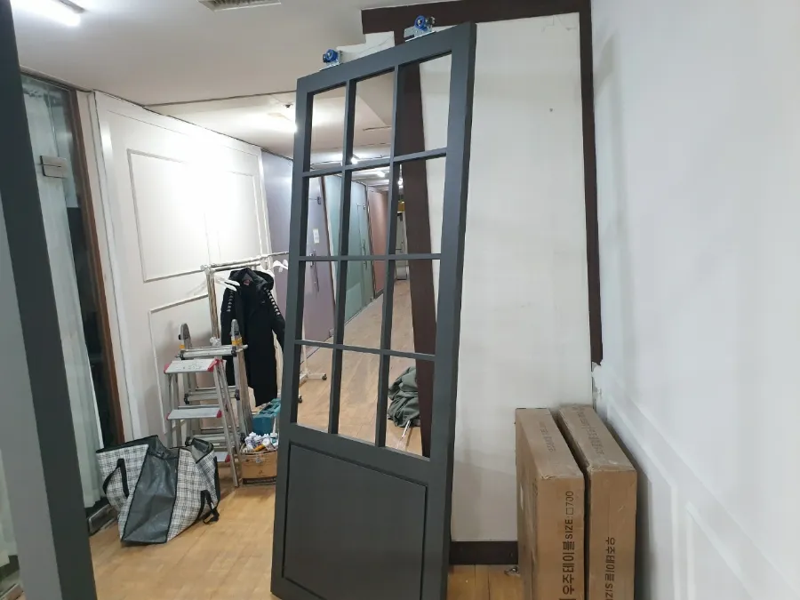 서울시 강남구 압구정로 로데오현대 상가 지하1층 유리 및 자동문 시공 - 이미지 1